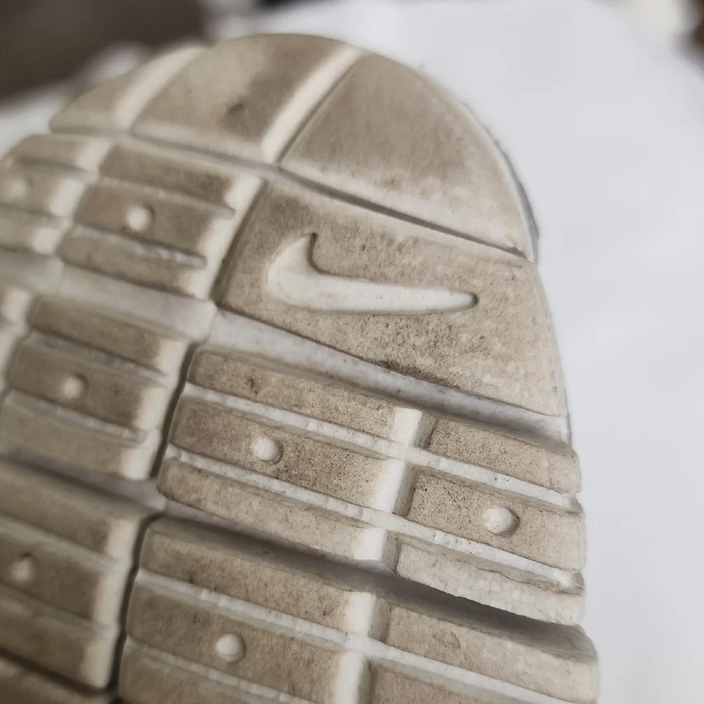 Nike Women's Gray and Pink Sneakers - Picture 12 of 12